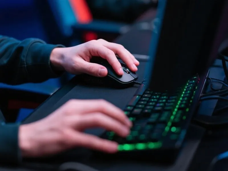 英雄联盟电竞选手操作瞬间